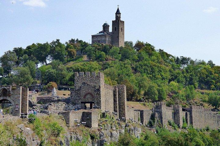 ブズルジャ記念碑とヴェリコ・タルノヴォへのプライベート日帰り旅行