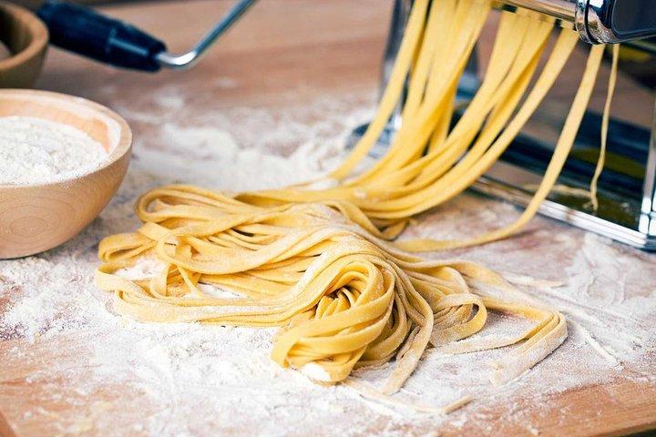 Cozinhar pasta toscana na San Gimignano Winery – Aprenda, cozinhe e deguste
