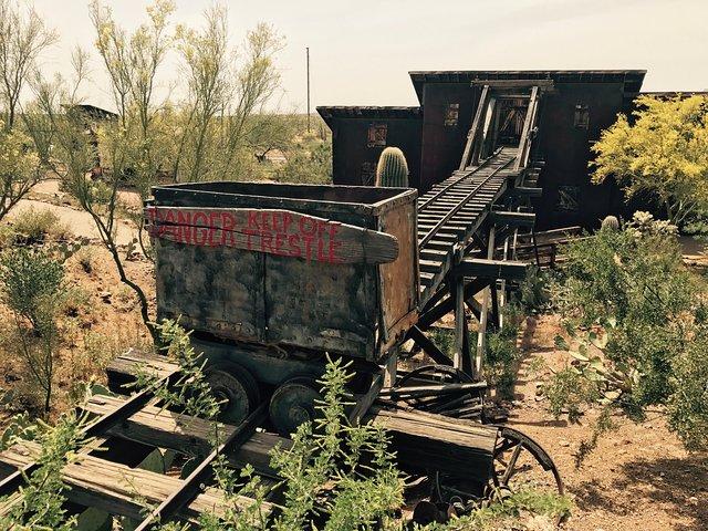 Small Group Apache Trail Day Tour with Dolly Steamboat from Phoenix