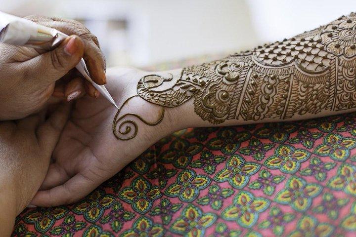 TATUAJE DE ARTE DE HENNA tradicional con un artista local de henna Amazigh