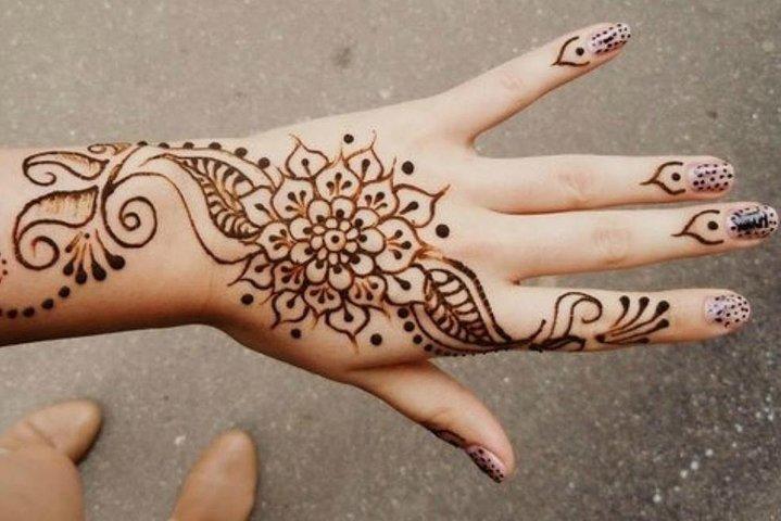 TATUAJE DE ARTE DE HENNA tradicional con un artista local de henna Amazigh