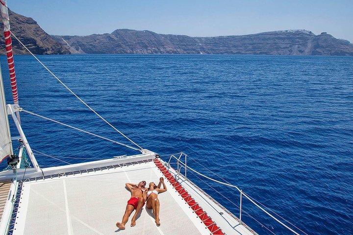 Cruzeiro em Santorini em catamarã com churrasco e open bar