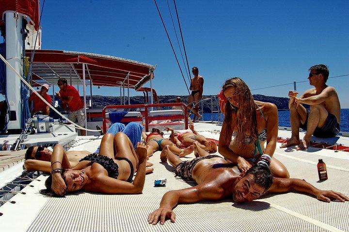 Cruzeiro em Santorini em catamarã com churrasco e open bar