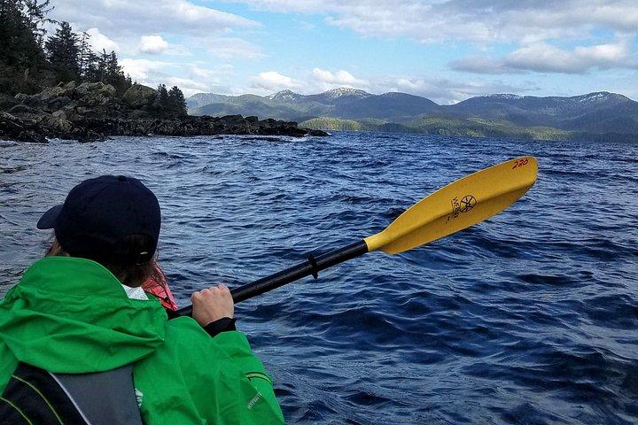 Propriétaire exploité, bateau mis à l'eau, excursion en kayak