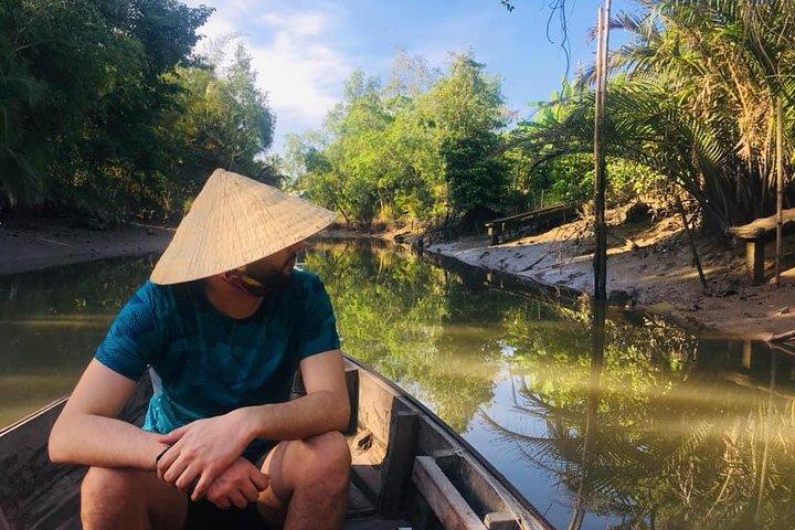 Le marché flottant fabuleux caché et le petit canal