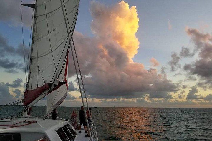 Sunset Sail in Miami: Gratis Champagner Toast