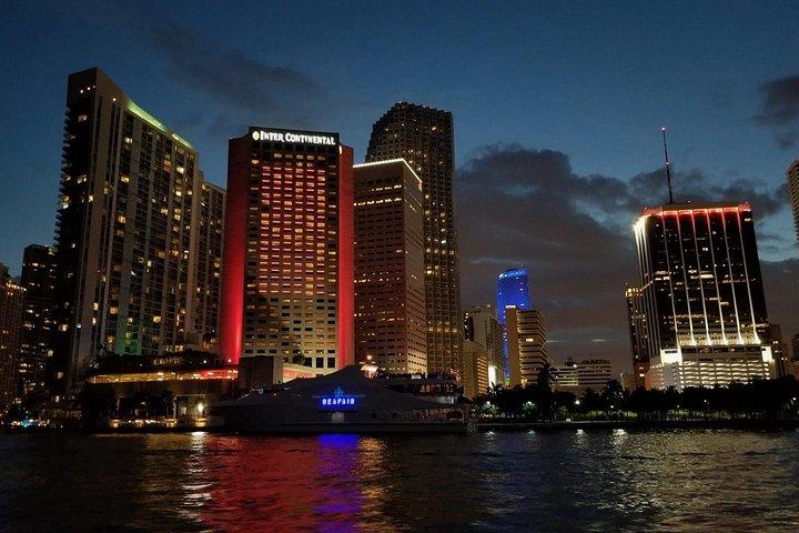 Sunset Sail in Miami: Gratis Champagner Toast