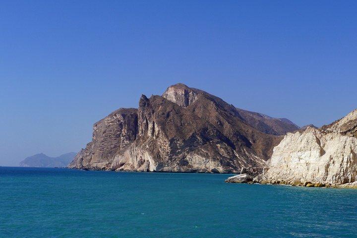 Excursión privada al oeste de Salalah: montañas y playas fascinantes