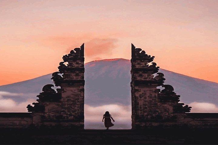 天国の門での日の出Lempuyang Bali