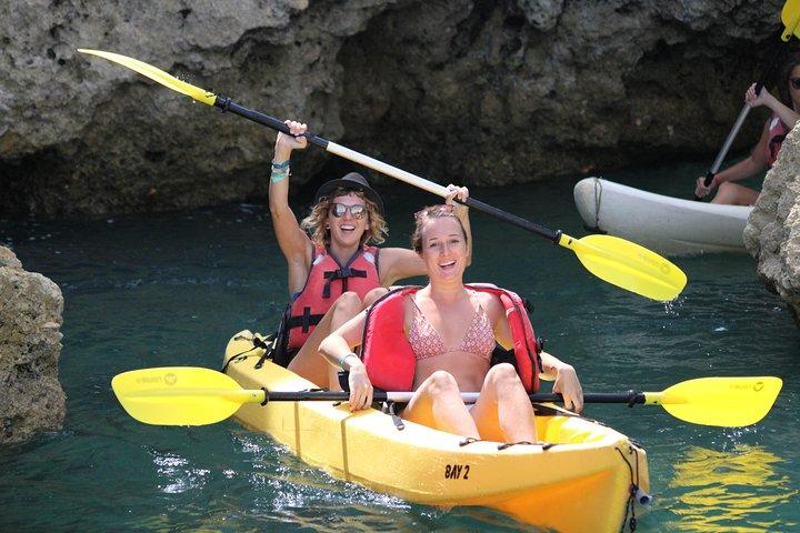 Excursion en kayak à Lagos pour visiter les grottes.