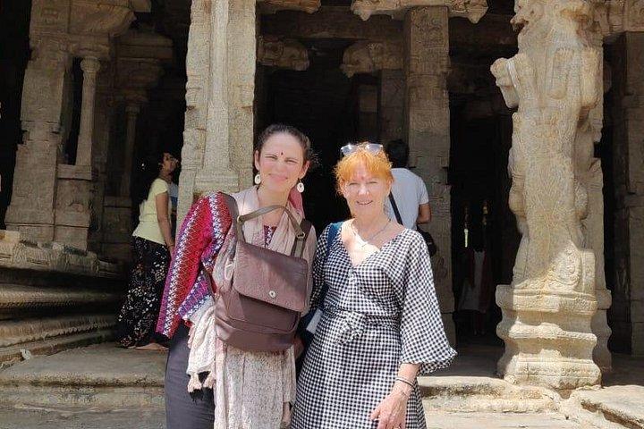 寺院の建築と絵画のためのバンガロールからレパクシへの日帰り旅行