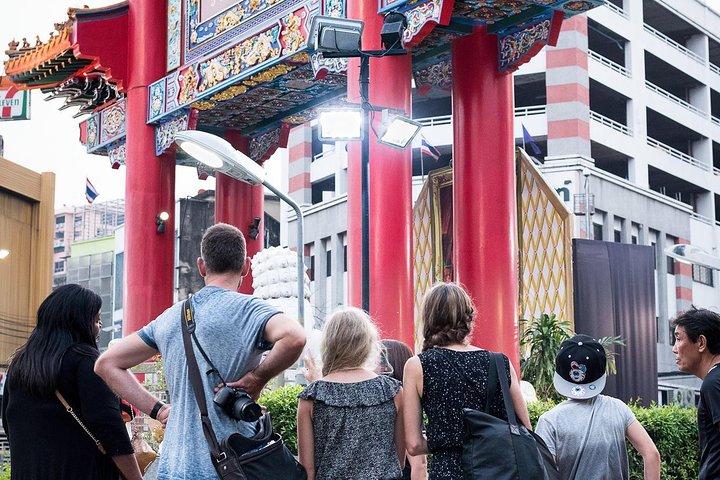Saveurs de Bangkok : excursion gastronomique en petit groupe dans Chinatown en soirée