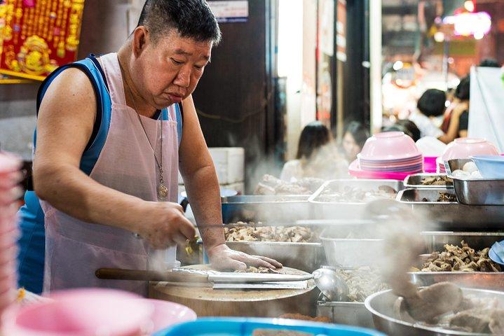 Saveurs de Bangkok : excursion gastronomique en petit groupe dans Chinatown en soirée