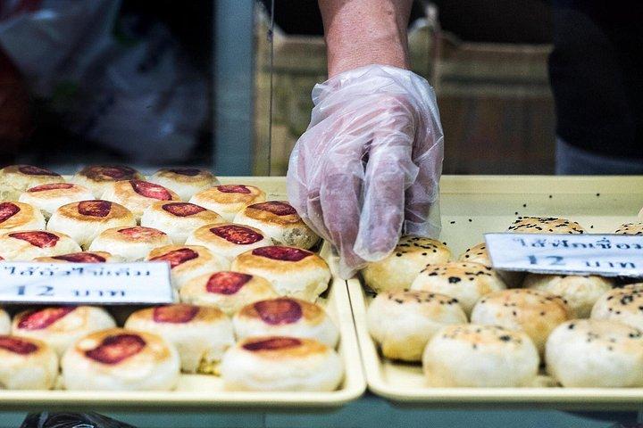 バンコクの味：チャイナタウンで夜の料理を楽しむ小グループ ツアー