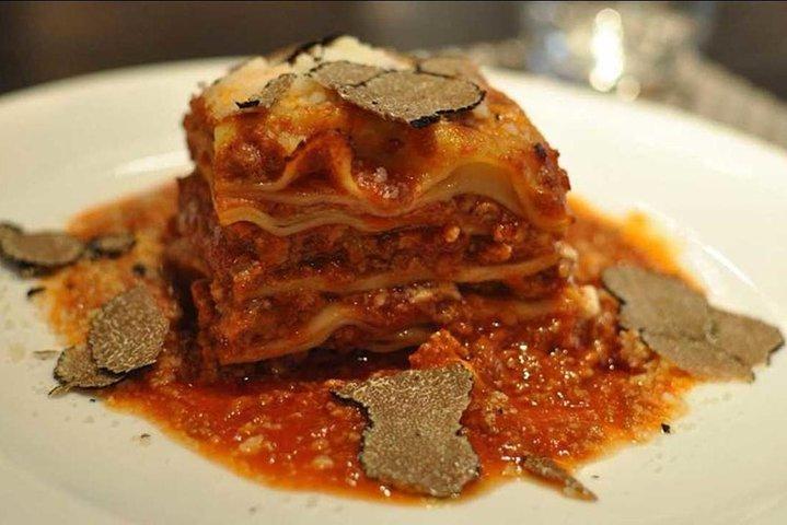 サン・ジミニャーノでのトリュフ狩りと試食（トスカーナランチ付き）