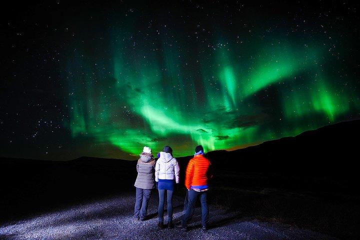 Northern Lights Hunt from Rovaniemi met Folk Tales and Snacks over Campfire
