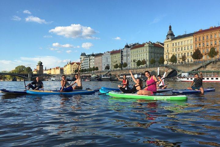 Stand-up paddleboarding på floden Vltava i Prag