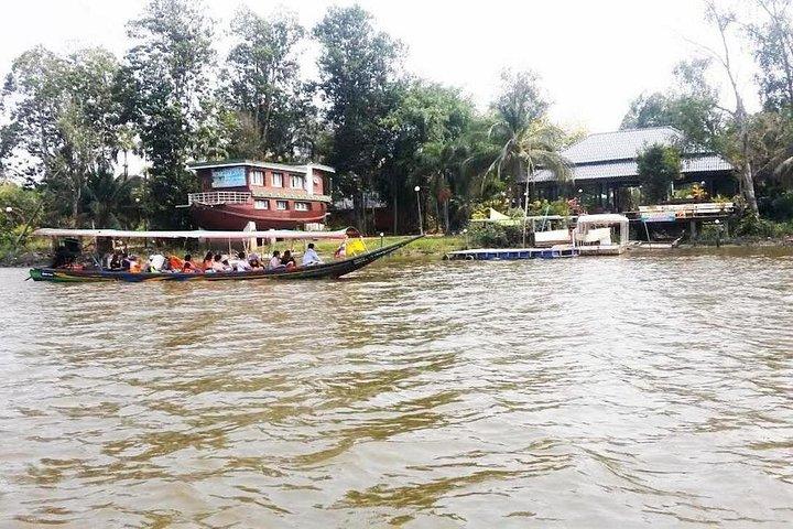 Chachoengsao Provincial com Mercado e Cruzeiro no Rio