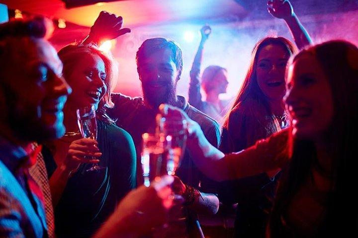 Festa in barca di notte a Rio de Janeiro Ingresso e trasferimento