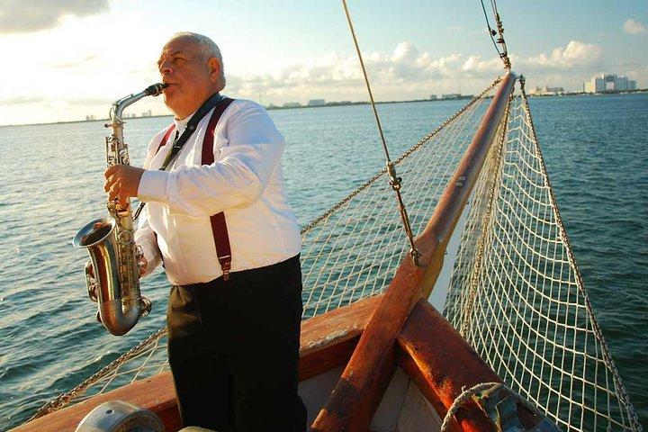 スペインのガレオン船でサックス音楽を聴きながらの素晴らしいロマンチックなディナー