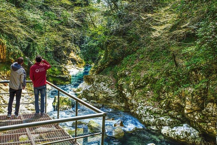 クタイシ発の峡谷と洞窟ツアー - オカツェ、マルトヴィリ、プロメテウス