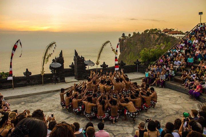 バリの有名なビーチ、ケチャックダンス、ウルワツ寺院、夕日、ディナー