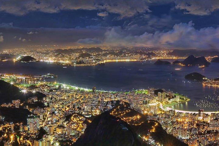 Morro Dois Irmãos Hike & Vidigal Favela Tour met transfer