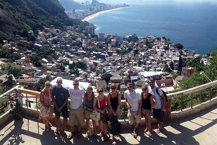 Morro Dois Irmãos Hike & Vidigal Favela Tour met transfer