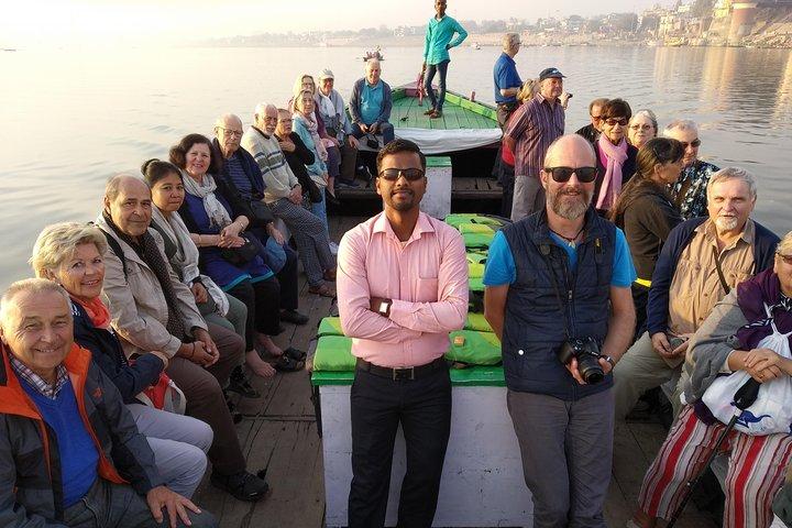 Ochtendboot met oud deel van stad
