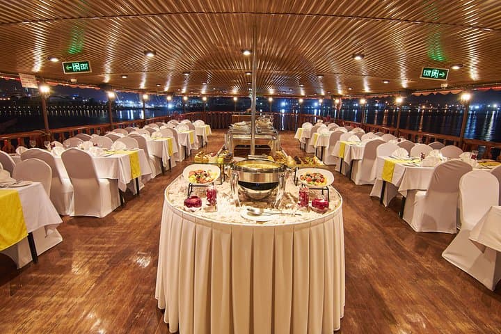 Dubai Marina: Elegant Dhow Dinner Cruise with Buffet & Live Show