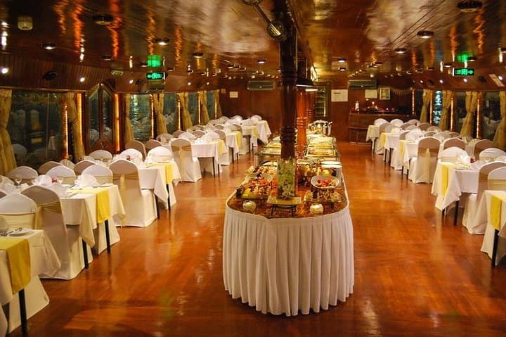 Dubai Marina: Elegant Dhow Dinner Cruise with Buffet & Live Show
