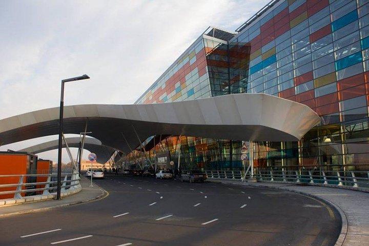 Übertragen Sie den Flughafen Zvartnots in die Stadt Eriwan