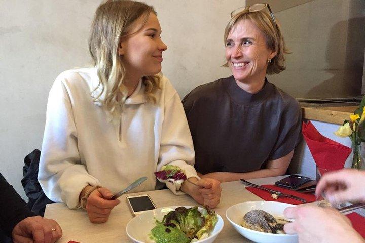 Excursão gastronômica no bairro de mordidas clássicas e tendências culinárias em Berlim