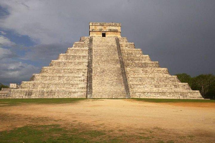 Tour Chichen Itza, 2 Cenotes, and Valladolid from Cancun