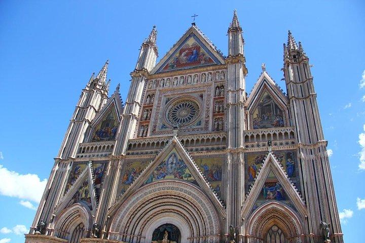 ローマから中世の驚異へ：オルヴィエートとチヴィタ ディ バーニョレージョのツアー