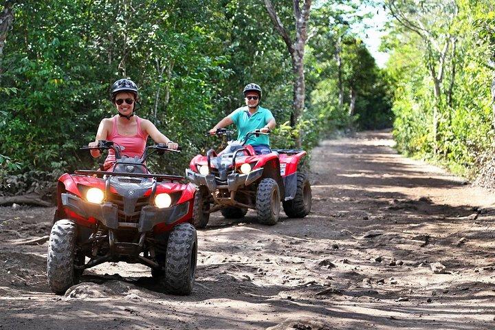La visite en tyrolienne comprend le circuit de natation dans les cénotes et de VTT avec aller-retour et déjeuner