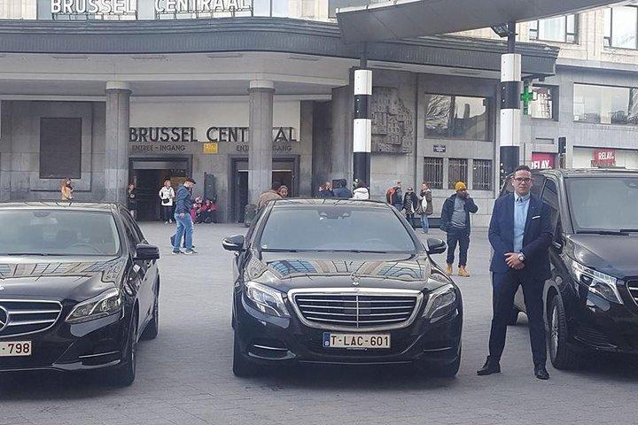 アントワープからブリュッセルへの私用到着転送高級車