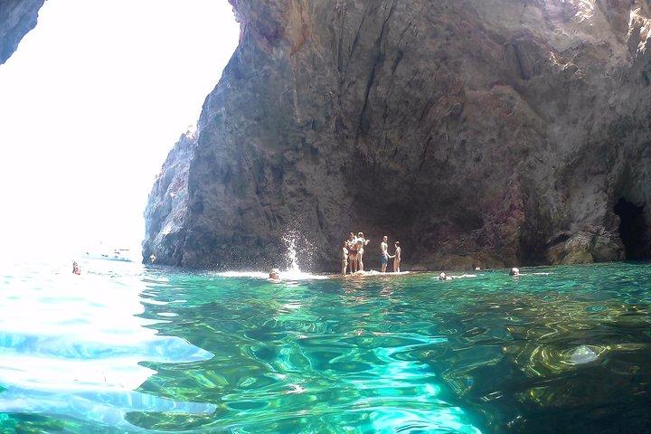 Tour de vela Milos com snorkel e almoço