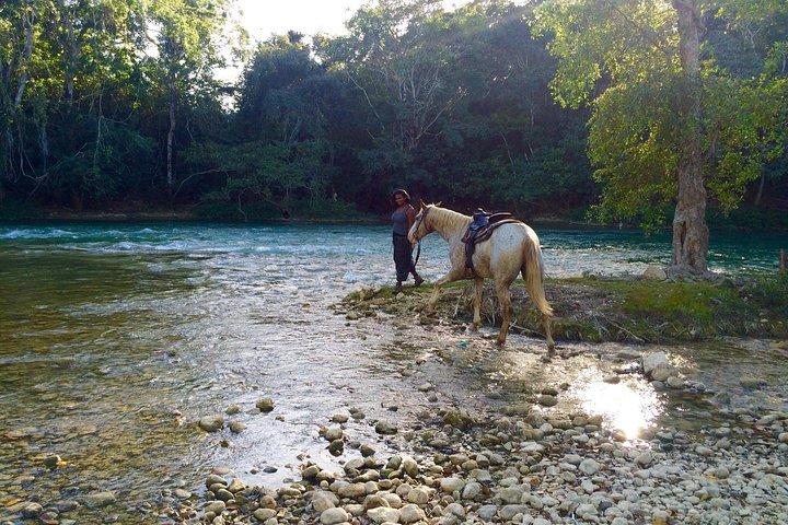 シュナントゥニッチ乗馬ツアー