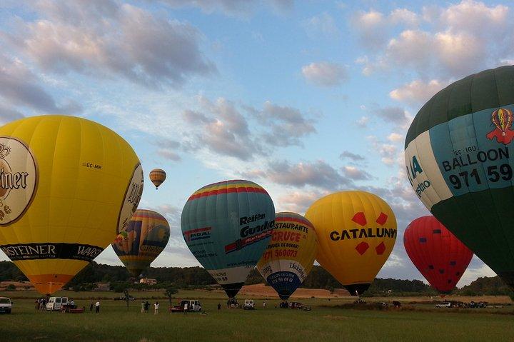 Tour romantico in mongolfiera all'alba a Maiorca