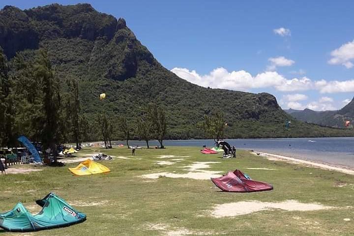 Kitesurfing lesson and rental at a cheaper price and with qualified instructor
