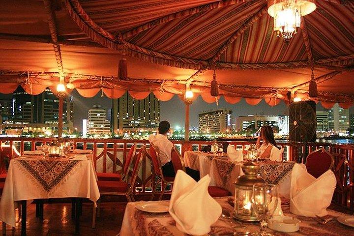 Dubai Marina Luxus Dinner Cruise mit Buffet, Live-Unterhaltung