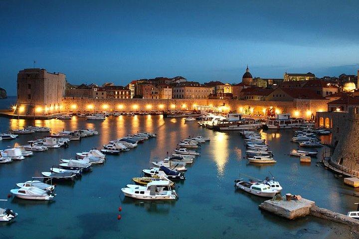Tour noturno de Dubrovnik com história e vinhos e picadas