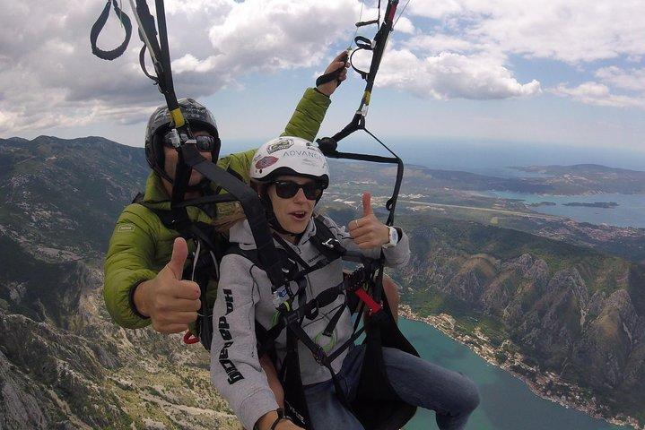 Tandem paraplyflyvning over Kotors bugt