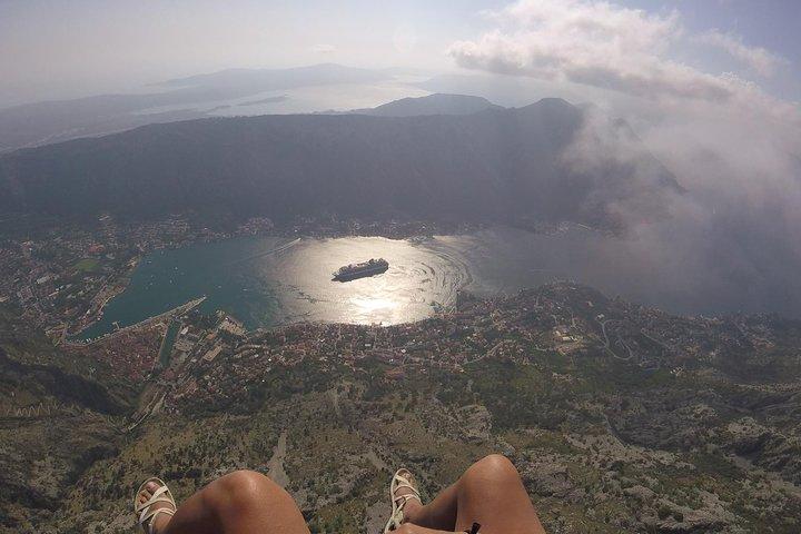 Tandem paraplyflyvning over Kotors bugt