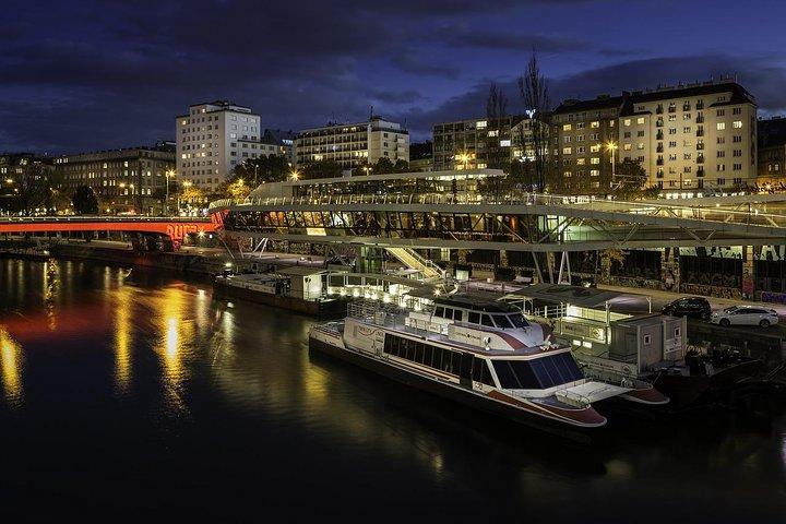 プラハからウィーンまでの片道ツアー、ストップ4時間、英語ドライバー