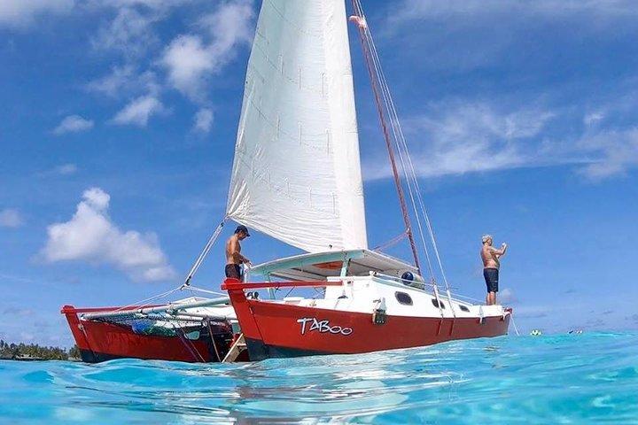 PRIVATE Ganztagestour: Moorea Schnorcheln & Segeln auf einem Katamaran namens Taboo