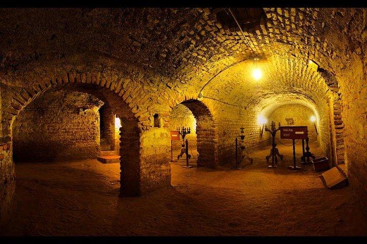 リマの地下世界体験：カタコンベと古代墓地
