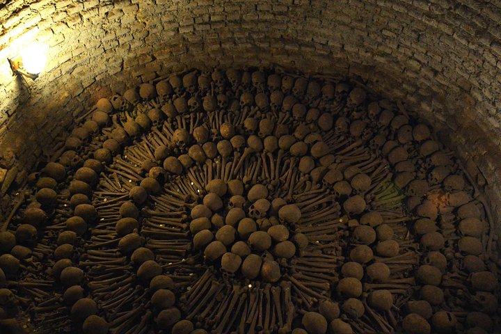 リマの地下世界体験：カタコンベと古代墓地