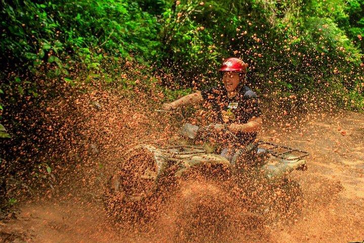 Recorrido de adrenalina desde Cancún conduciendo una experiencia de Atv Ziplines y un verdadero Cenote